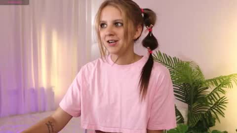 Snapshot of fluffy_waffles chatting on September 12, 11:43 am LilLisa online show from September 12, 11:43 am