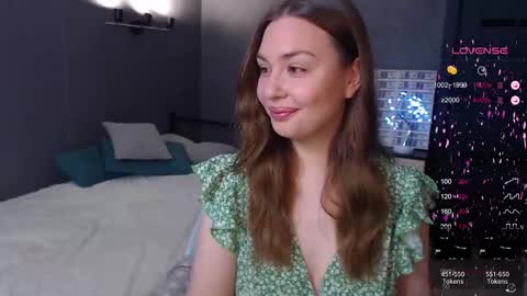 Snapshot of foreversmileme chatting on December 17, 4:24 pm Julia online show from December 17, 4:24 pm