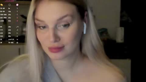 Snapshot of foxfrromearth chatting on December 7, 2:20 am i am your baby Alien online show from December 7, 2:20 am