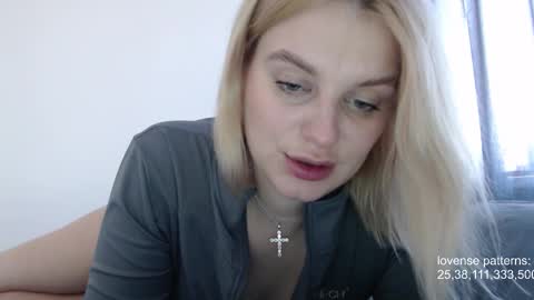 Snapshot of foxfrromearth chatting on October 19, 9:21 am i am your baby Alien online show from October 19, 9:21 am