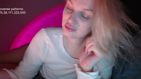 Snapshot of foxfrromearth chatting on November 25, 2:39 pm i am your baby Alien online show from November 25, 2:39 pm