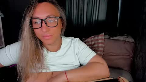 Snapshot of foxxxy__lady chatting on October 1, 1:00 am Kris online show from October 1, 1:00 am