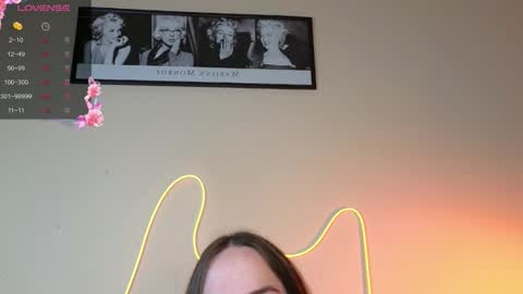 Snapshot of foxxy_girl_ chatting on September 14, 7:18 am andice online show from September 14, 7:18 am