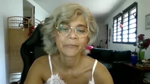 Snapshot of francelune chatting on December 7, 8:33 am francelune online show from December 7, 8:33 am