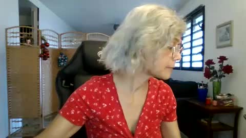 Snapshot of francelune chatting on December 9, 1:45 pm francelune online show from December 9, 1:45 pm