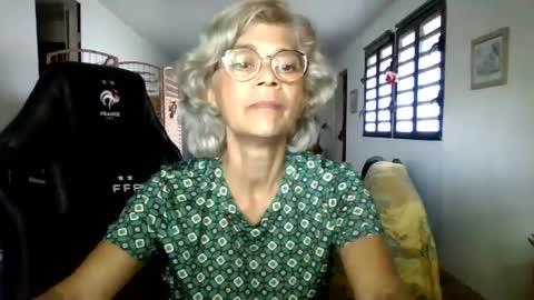 Snapshot of francelune chatting on December 15, 1:32 pm francelune online show from December 15, 1:32 pm