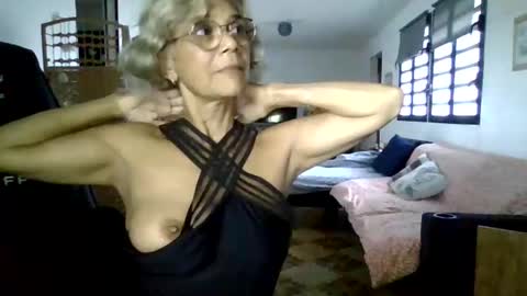 Snapshot of francelune chatting on January 14, 2:00 pm francelune online show from January 14, 2:00 pm