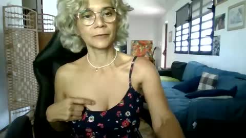 Snapshot of francelune chatting on January 22, 11:01 am francelune online show from January 22, 11:01 am