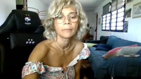 Snapshot of francelune chatting on January 26, 7:21 am francelune online show from January 26, 7:21 am