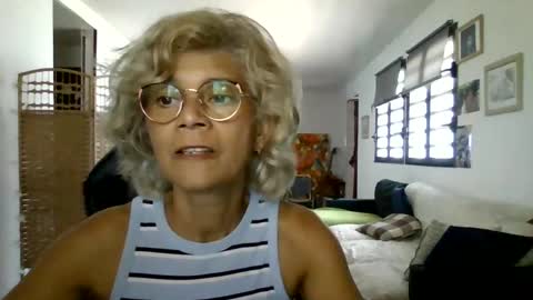 Snapshot of francelune chatting on January 30, 11:01 am francelune online show from January 30, 11:01 am