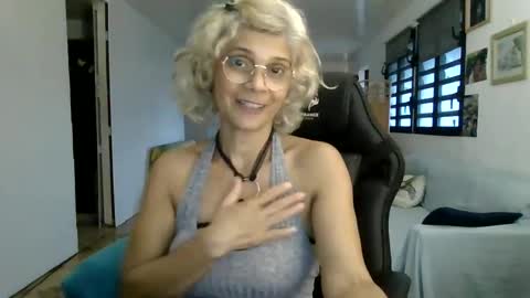 Snapshot of francelune chatting on February 11, 2:35 pm francelune online show from February 11, 2:35 pm