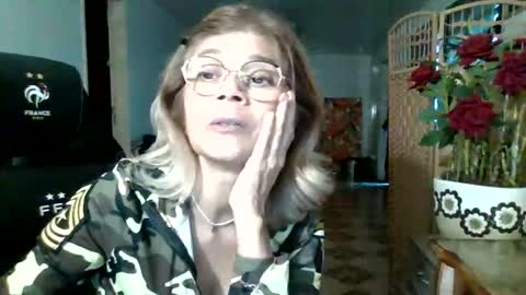 Snapshot of francelune chatting on September 11, 1:11 pm francelune online show from September 11, 1:11 pm