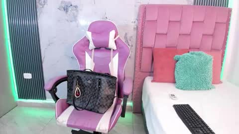 Laura online show from December 13, 7:53 pm