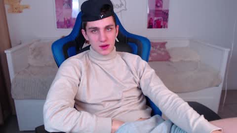 Snapshot of frank_mooree chatting on December 17, 6:13 am Frank online show from December 17, 6:13 am