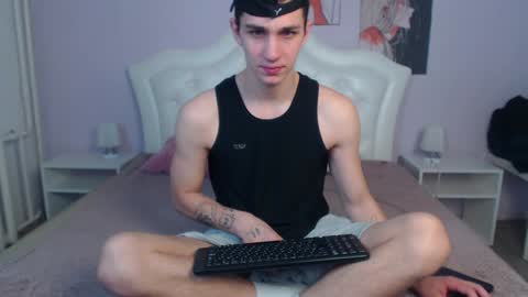 Snapshot of frank_mooree chatting on December 18, 3:26 am Frank online show from December 18, 3:26 am