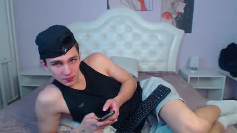 Snapshot of frank_mooree chatting on December 18, 6:32 am Frank online show from December 18, 6:32 am