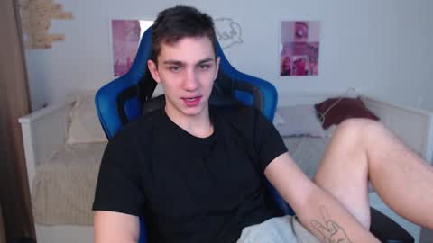 Snapshot of frank_mooree chatting on January 18, 2:14 am Frank online show from January 18, 2:14 am