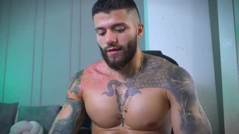 Snapshot of frankfarrellx chatting on November 8, 7:19 am Frank Farrell. Hey remember to give me a thumbs up Ty online show from November 8, 7:19 am