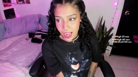 Snapshot of freaky_lia chatting on February 24, 11:52 pm Lia Gomez online show from February 24, 11:52 pm