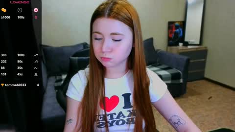 Snapshot of freckle_diyana chatting on December 15, 3:42 pm Diyana online show from December 15, 3:42 pm