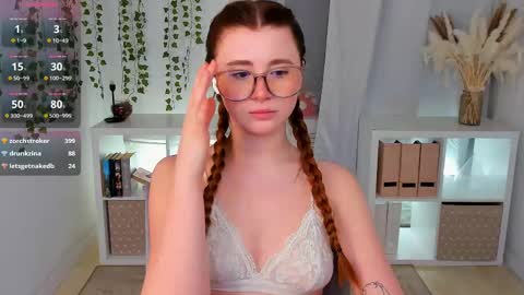 Snapshot of freckle_diyana chatting on March 8, 3:17 am Diyana online show from March 8, 3:17 am
