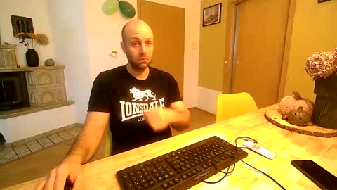 Snapshot of freddow chatting on October 20, 12:16 pm freddow online show from October 20, 12:16 pm