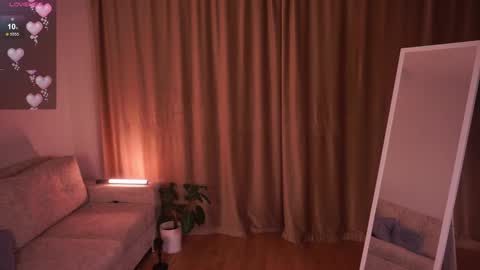 Snapshot of french_eyes chatting on March 12, 3:40 pm Emmy online show from March 12, 3:40 pm