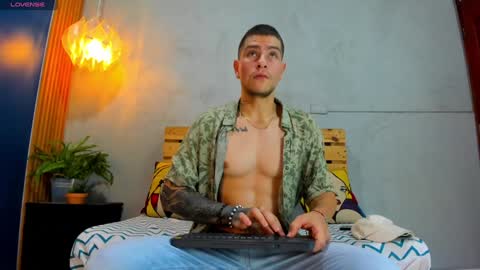 Snapshot of french_sexx chatting on December 8, 7:11 pm Xavier online show from December 8, 7:11 pm