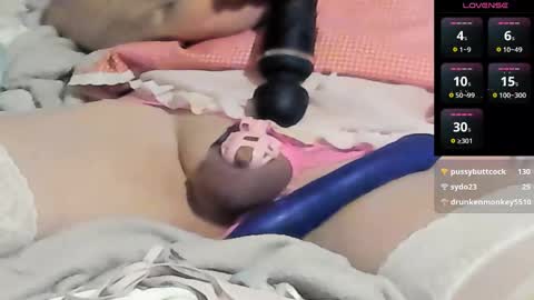 Snapshot of frenulumsnap chatting on December 7, 5:53 pm Meadow online show from December 7, 5:53 pm