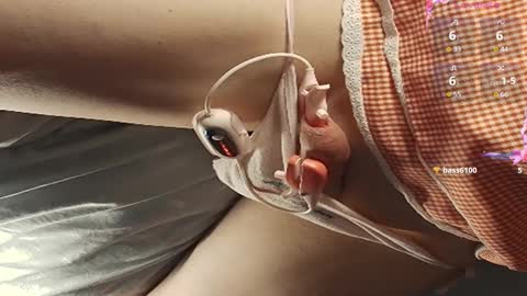 Snapshot of frenulumsnap chatting on February 14, 11:21 am Meadow online show from February 14, 11:21 am