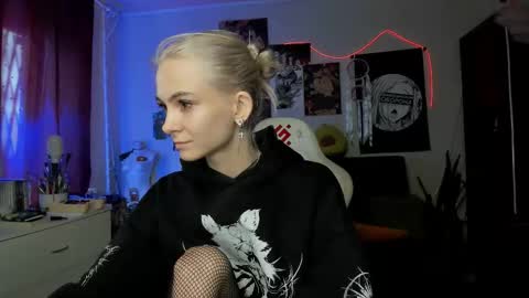 Snapshot of frida_fortune chatting on September 24, 11:57 am Frida A boost to fortune for the one who gives a thumbs up and a bonus lucky for those who support me by joining the fanclub online show from September 24, 11:57 am