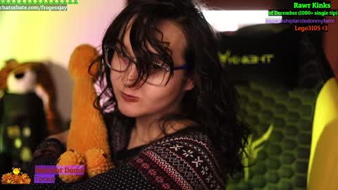 Snapshot of frogessjay chatting on December 6, 9:02 pm Jaywise Frogfoot online show from December 6, 9:02 pm