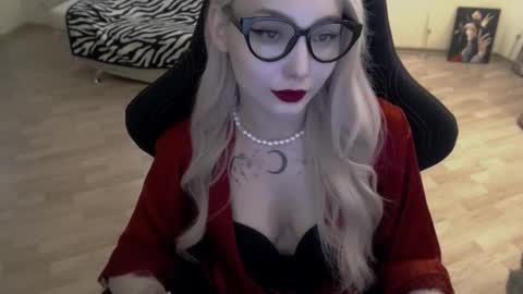 Snapshot of fromsun_forsoul chatting on November 5, 11:32 am Lilith online show from November 5, 11:32 am