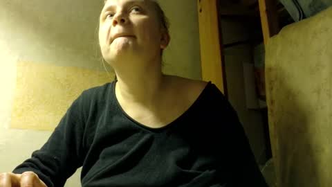 Snapshot of frumcake chatting on December 15, 3:00 am FrumCake online show from December 15, 3:00 am