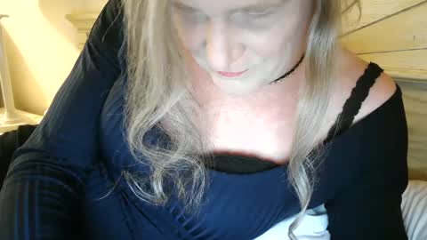 Jessie Love online show from September 29, 10:31 am
