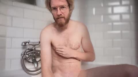 Snapshot of g00nst4r chatting on November 12, 10:15 am g00nst4r online show from November 12, 10:15 am