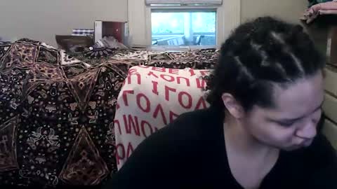 noturfae online show from April 7, 9:15 pm