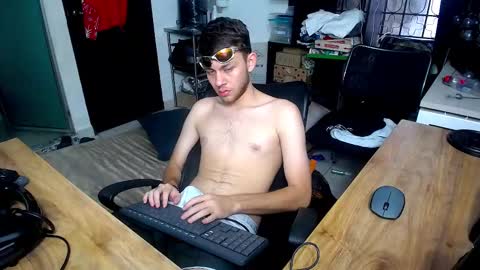 Snapshot of g0lden_crew chatting on December 22, 9:12 pm g0lden_crew online show from December 22, 9:12 pm