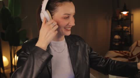 Snapshot of g_ia chatting on February 1, 6:40 pm G online show from February 1, 6:40 pm