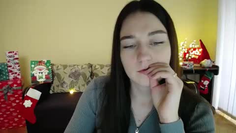 Snapshot of gabby_di chatting on January 3, 12:19 pm Jaklin online show from January 3, 12:19 pm