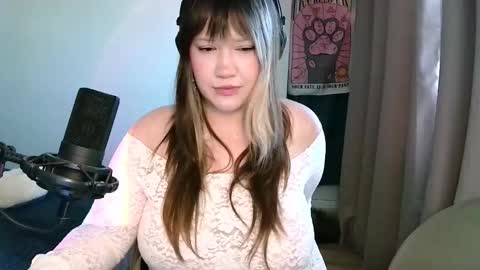 Snapshot of gamergirl01 chatting on September 24, 9:45 am Alex brb in 2 hours online show from September 24, 9:45 am