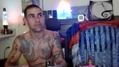 Snapshot of geekedoutlabs chatting on October 20, 10:16 am Zanecubano online show from October 20, 10:16 am