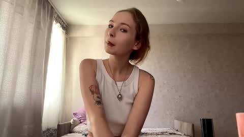 Snapshot of geneviveseay chatting on September 17, 11:12 am Emmi online show from September 17, 11:12 am