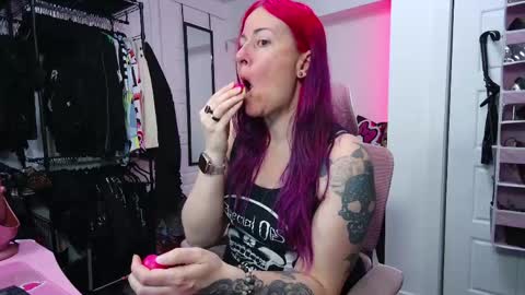 Snapshot of gennyrock chatting on May 5, 4:15 pm Genny Rock and online show from May 5, 4:15 pm