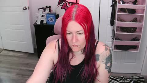 Snapshot of gennyrock chatting on June 5, 11:38 am Genny Rock and online show from June 5, 11:38 am