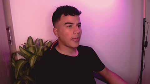 Snapshot of george_cams1 chatting on December 15, 12:07 am Jorge online show from December 15, 12:07 am