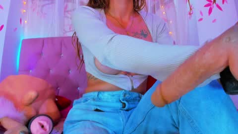 Snapshot of geraldinesuaan chatting on January 25, 1:30 pm geraldinesuaan online show from January 25, 1:30 pm