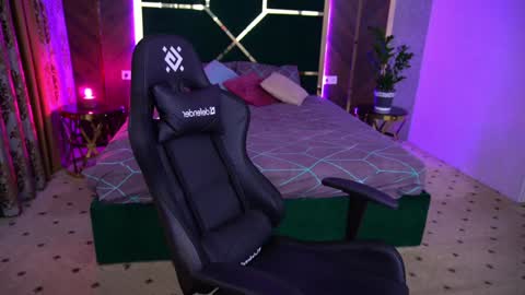 Ur Foxie online show from December 15, 1:54 pm