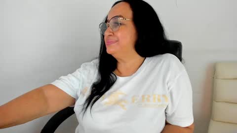 Snapshot of gia_nahomi chatting on January 4, 4:33 am nahomi online show from January 4, 4:33 am