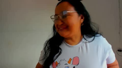 Snapshot of gia_nahomi chatting on March 8, 2:08 pm nahomi online show from March 8, 2:08 pm